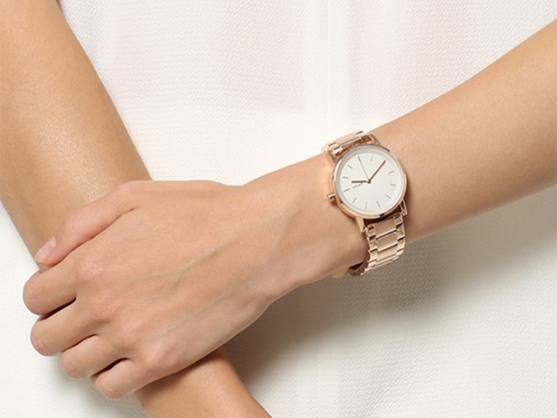 dong-ho-thoi-trang-dkny-cua-nuoc-nao-co-tot-khong-nen-mua207-800x600-1 Bộ máy pin Quartz hợp túi tiền mà còn có độ chính xác rất cao