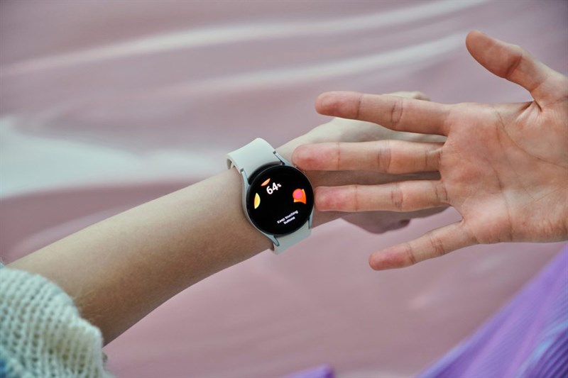 Thời gian sử dụng lâu và sạc không dây trên Galaxy Watch 4 series Thời gian sử dụng lâu và sạc không dây trên Galaxy Watch 4 series
