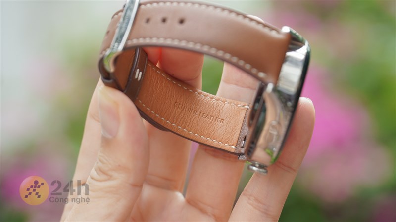 Huawei Watch 3 có 2 phiên bản là dây silicone đen và dây da nâu Huawei Watch 3 có 2 phiên bản là dây silicone đen và dây da nâu