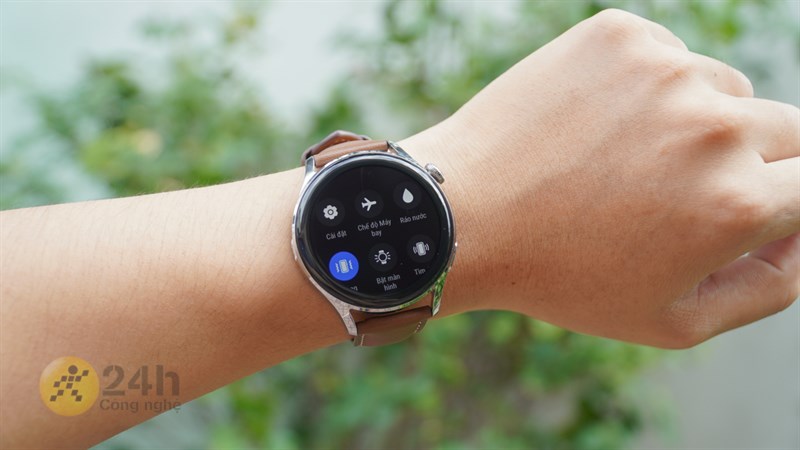 Với phím ráo nước trên Huawei Watch 3 LTE, sau khi đi bơi tập luyện thể thao bạn hoàn toàn yên tâm Với phím ráo nước trên Huawei Watch 3 LTE, sau khi đi bơi tập luyện thể thao bạn hoàn toàn yên tâm
