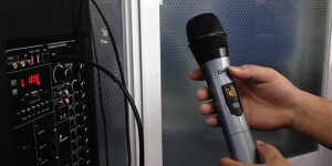 Micro bị nhiễu sóng, hú tiếng