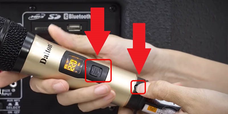 huong-dan-cach-chinh-tan-so-micro-tren-loa-keo-tranh-nhieu-4-800x400-1 Tiếp tục nhấn giữ nút Reset và mở micro lên