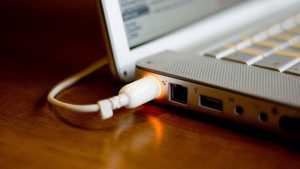 Mỗi chiếc laptop sẽ có dung lượng pin và thời gian sạc khác nhau