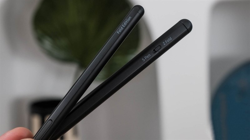 S Pen Fold Edition (nằm trên) và S Pen Pro (nằm dưới, khắc tên S Pen Z Fold) S Pen Fold Edition (nằm trên) và S Pen Pro (nằm dưới, khắc tên S Pen Z Fold)