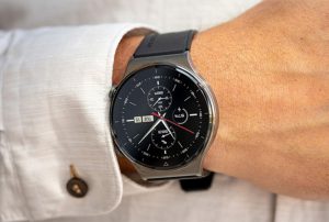 Người dùng đeo đồng hồ Huawei Watch GT2 Pro 46mm dây silicone