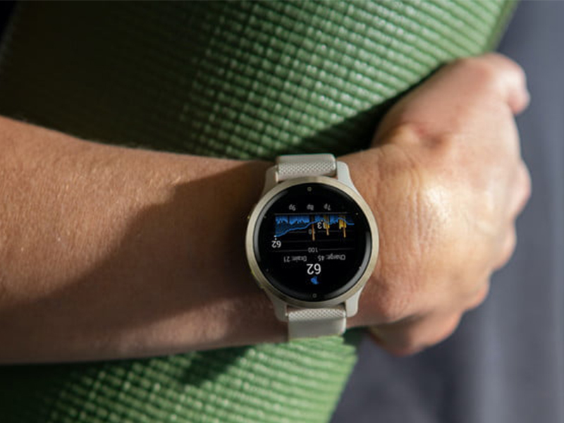 Người dùng đeo đồng hồ Garmin Venu 2s dây silicone