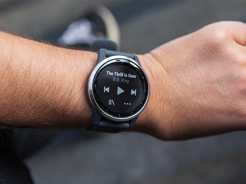 Người dùng đeo đồng hồ Garmin Vivoactive 4S dây silicone