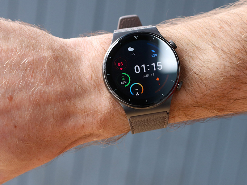 Người dùng đeo đồng hồ Huawei Watch GT2 Pro 46mm dây da