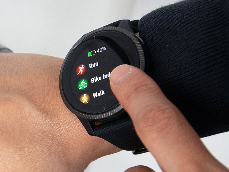 Người dùng đeo đồng hồ Garmin Venu dây silicone