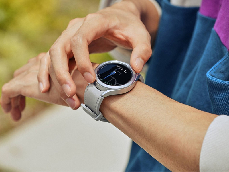 Người dùng đeo đồng hồ Samsung Galaxy Watch 4 Classic 46mm