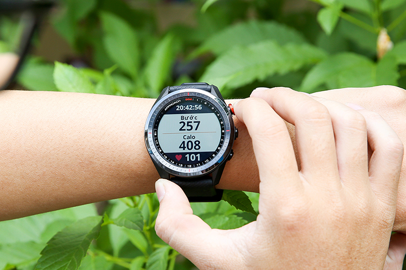 Mẫu đồng hồ Garmin Approach S62 dây silicone cùng tính năng Hazard View