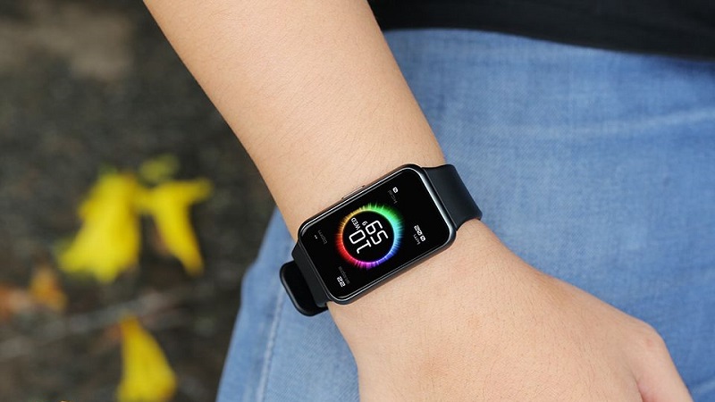 Đồng hồ Huawei Watch Fit dây silicone với thiết kế mỏng nhẹ