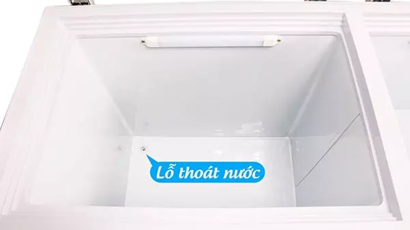 tu-dong-sanaky-6-800x450-1 Phía trong tủ đông có trang bị lỗ thoát nước