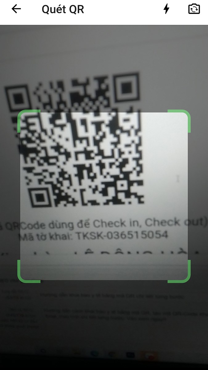 Thực hiện quét mã QR check in/check out Thực hiện quét mã QR check in/check out