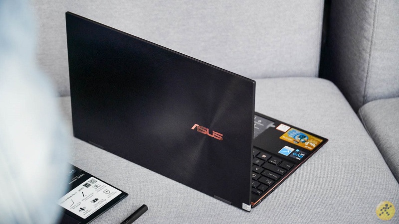 Asus ZenBook UX371 với thiết kế mỏng nhẹ