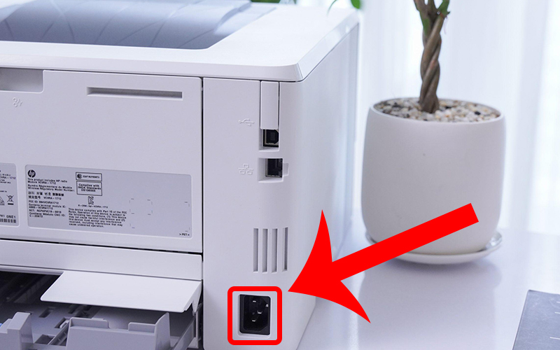 Rút phích cắm sau khi tắt máy in để giảm lượng điện tiêu thụ