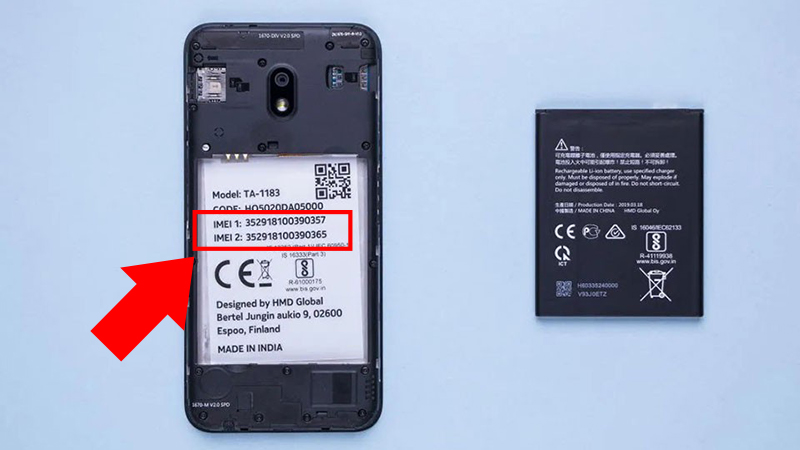 Mã IMEI nằm trong khoang đựng pin của điện thoại