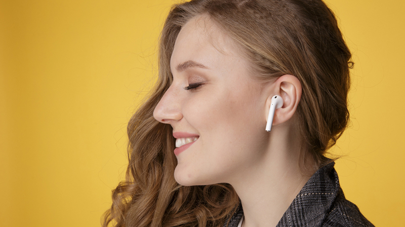 Đeo tai nghe Earbuds