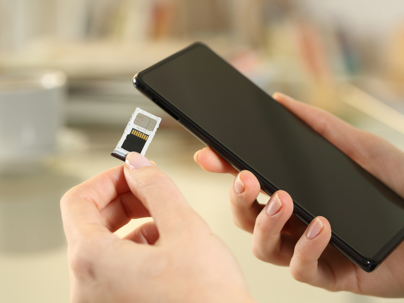 Lắp SIM vào smartphone Android