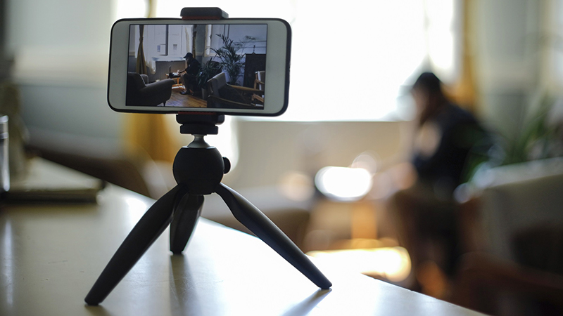huong-dan-dung-smartphone-cu-lam-camera-giam-sat-1-800x450-2 Sử dụng điện thoại làm camera giám sát yêu cầu kết nối nguồn và mạng liên tục