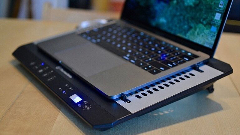 Sử dụng đế tản nhiệt cho laptop