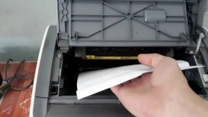 Máy in bị kẹt giấy, kéo lệch giấy