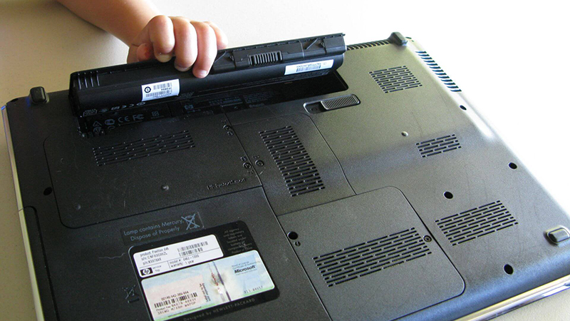Laptop pin rời là loại laptop có thể tháo lắp pin dễ dàng