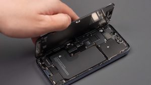 Mổ xẻ iPhone 13 Pro tiết lộ dung lượng pin khá lớn 3.095mAh và modem 5G Qualcomm Snapdragon X60