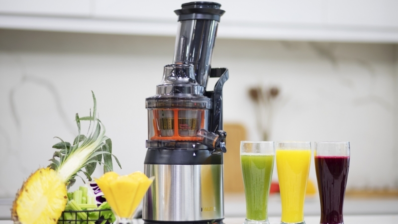 Máy ép chậm vắt kiệt nước từ trái cây, đem đến những ly nước ép chất lượng