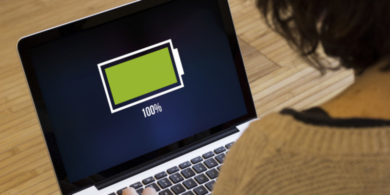 Nên chọn laptop pin rời hay pin liền