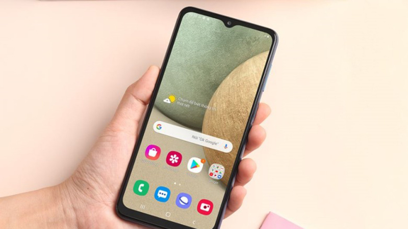 Samsung Galaxy A12 sở hữu màn hình tràn viền với độ phân giải HD+