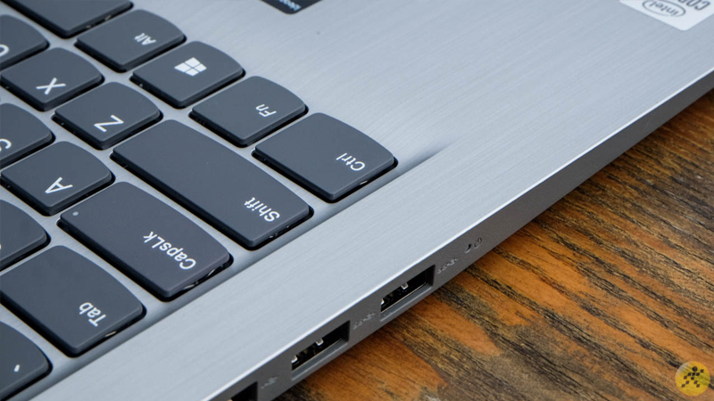 Bàn phím và một số cổng kết nối của laptop