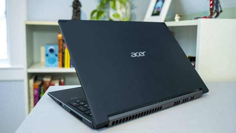 Thiết kế cứng cáp, màn hình lớn độ phân giải Full HD giúp hình ảnh hiển thị chất lượng cao