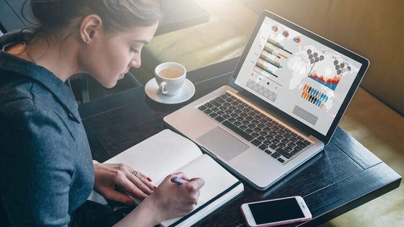 Làm việc với laptop