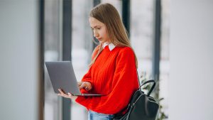Laptop nhỏ gọn phù hợp với những người thường xuyên phải di chuyển