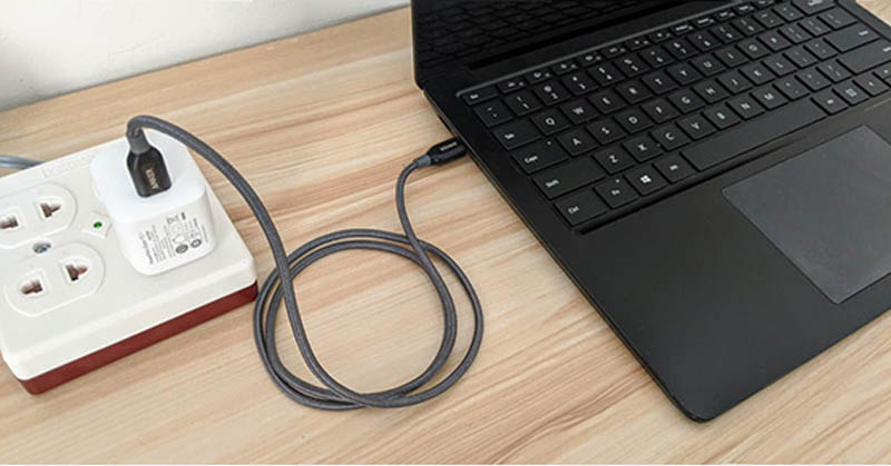 Có nên tháo pin và sử dụng nguồn điện trực tiếp không?