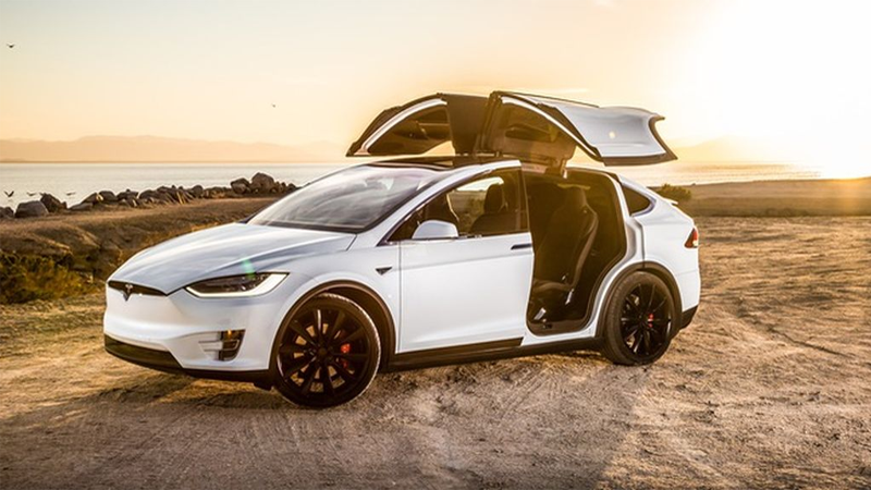 Model X sở hữu cửa hiện đại