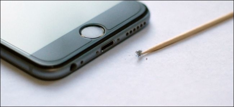 xu-ly-loi-iphone-khong-nhan-phu-kien-8 vệ sinh cổng kết nối điện thoại