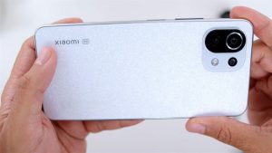 Mặt sau của Xiaomi 11 Lite 5G NE phiên bản màu trắng tuyết tạo hiệu ứng thị giác độc đáo khi bạn nghiêng máy.