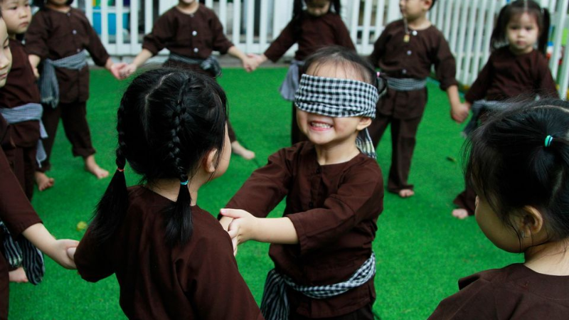 Một người bịt mắt, một người làm dê Một người bịt mắt, một người làm dê