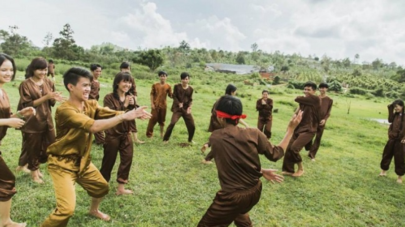 Một người bị mắt, nhiều người làm dê Một người bị mắt, nhiều người làm dê