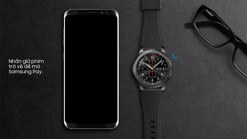 Ấn giữ nút Trở về trên đồng hồ Samsung Gear