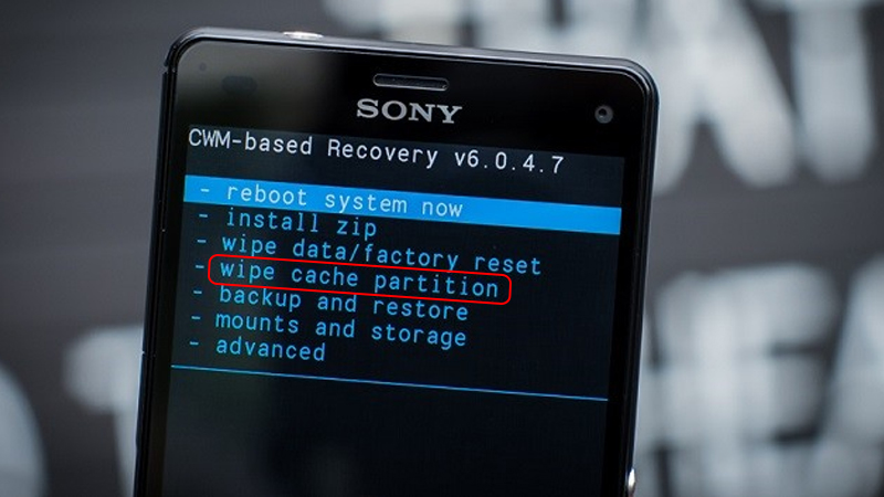 Dùng nút Tăng, Giảm âm lượng để di chuyển và chọn mục wipe cache partition