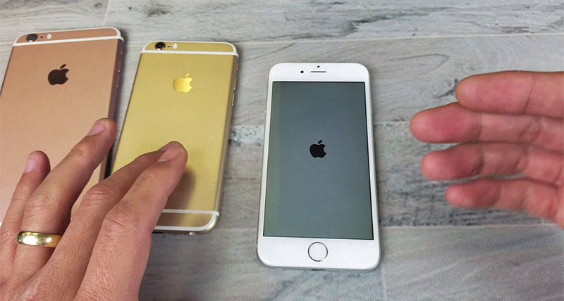 Người dùng khởi động lại iPhone