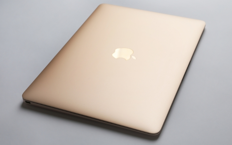 Khi gấp máy tính, màn hình của MacBook thường bị ma sát với bàn phím