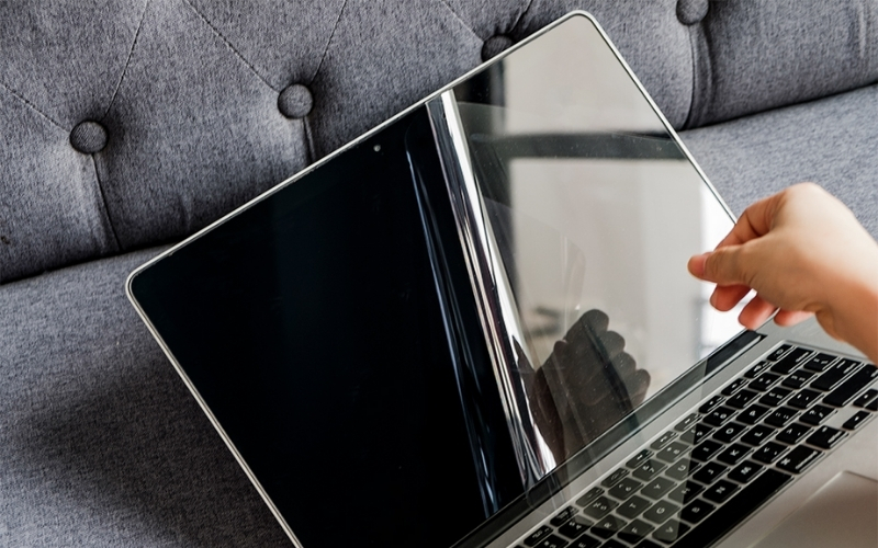 Khi bạn tháo đi miếng dán bảo vệ màn hình, tình trạng laptop vẫn như mới