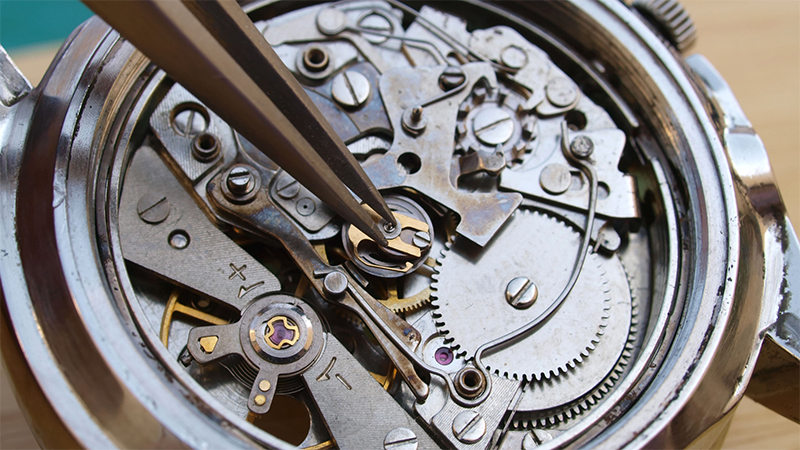 Bạn nên chọn mua đồng hồ Chronograph sử dụng bộ máy in-house để có chất lượng tốt nhất