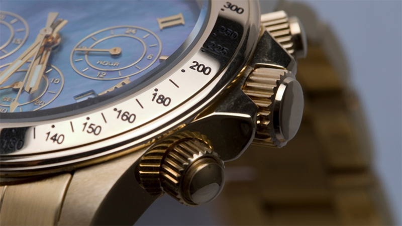 Đồng hồ Chronograph thường có 2 hoặc 3 nút cạnh bên dành cho chức năng chỉnh ngày giờ và bấm giờ