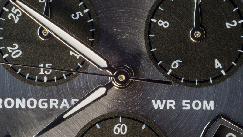 Đồng hồ Chronograph hoạt động với nhiều bộ phận riêng biệt, không can thiệp vào chức năng của nhau