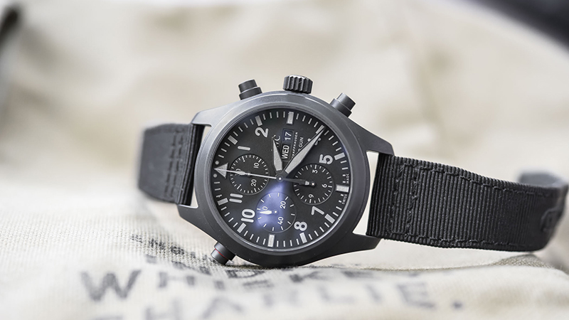 Đồng hồ Double Chronograph gồm 3 nút bấm, được chế tạo với độ phức tạp và tinh xảo cao
